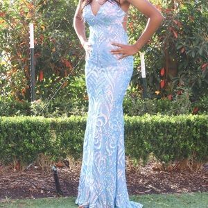 Juniors' Bungee-Strap Sequinned Gown
